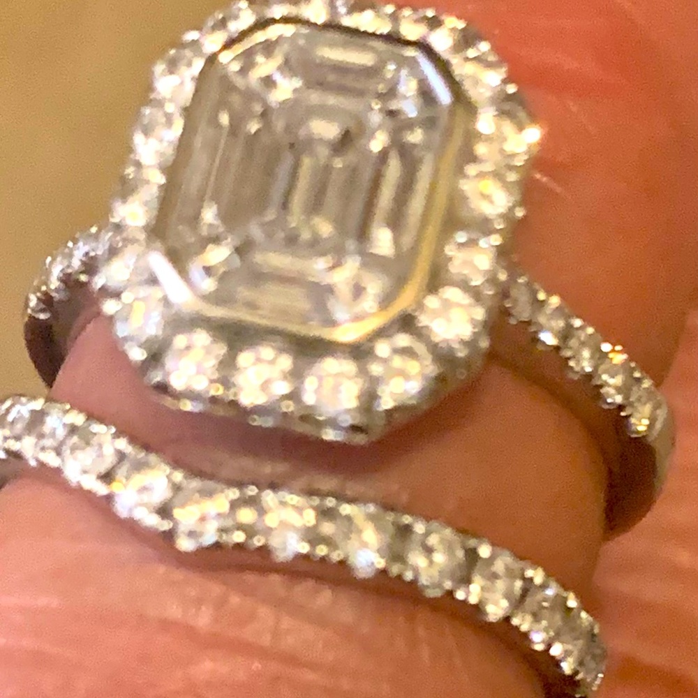 Beautiful 18k white Gold white Diamonds ladies rings. 1.14 ctw emerald cut.